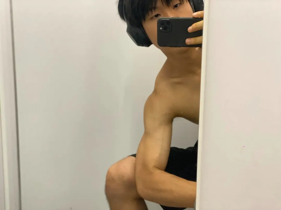 刚 18 的体育生男大，裤子拉这么低，想被打针？
