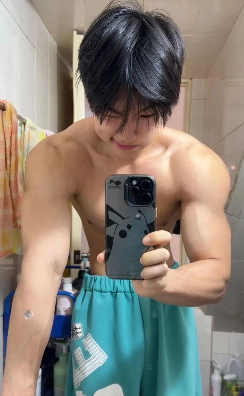 183cm 海边体育生弟弟，身材让人着迷！