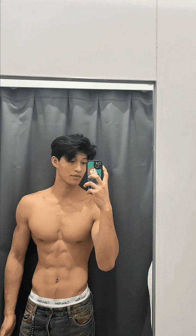 穿着破烂背心的肌肉帅哥，性感身材魅力无限