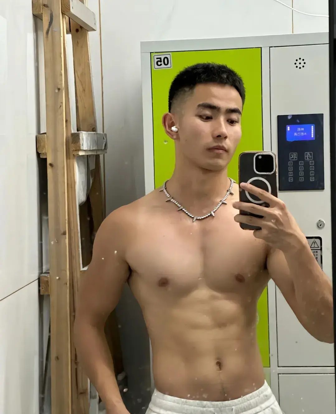 00 后阳光肌肉帅哥，充满了阳刚之气！