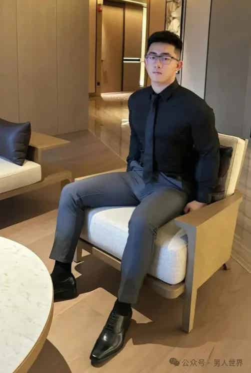 学生小哥穿紧身正装，太 A 了！