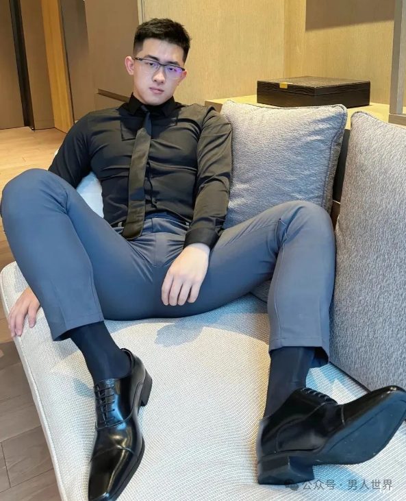 学生小哥穿紧身正装，太 A 了！