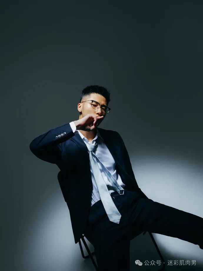 新来的正装男同事被欺负！长的好帅呀！