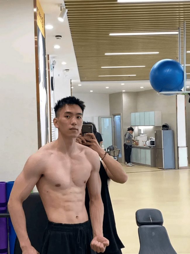 黑皮薄肌男孩，会是你的 crush 吗？