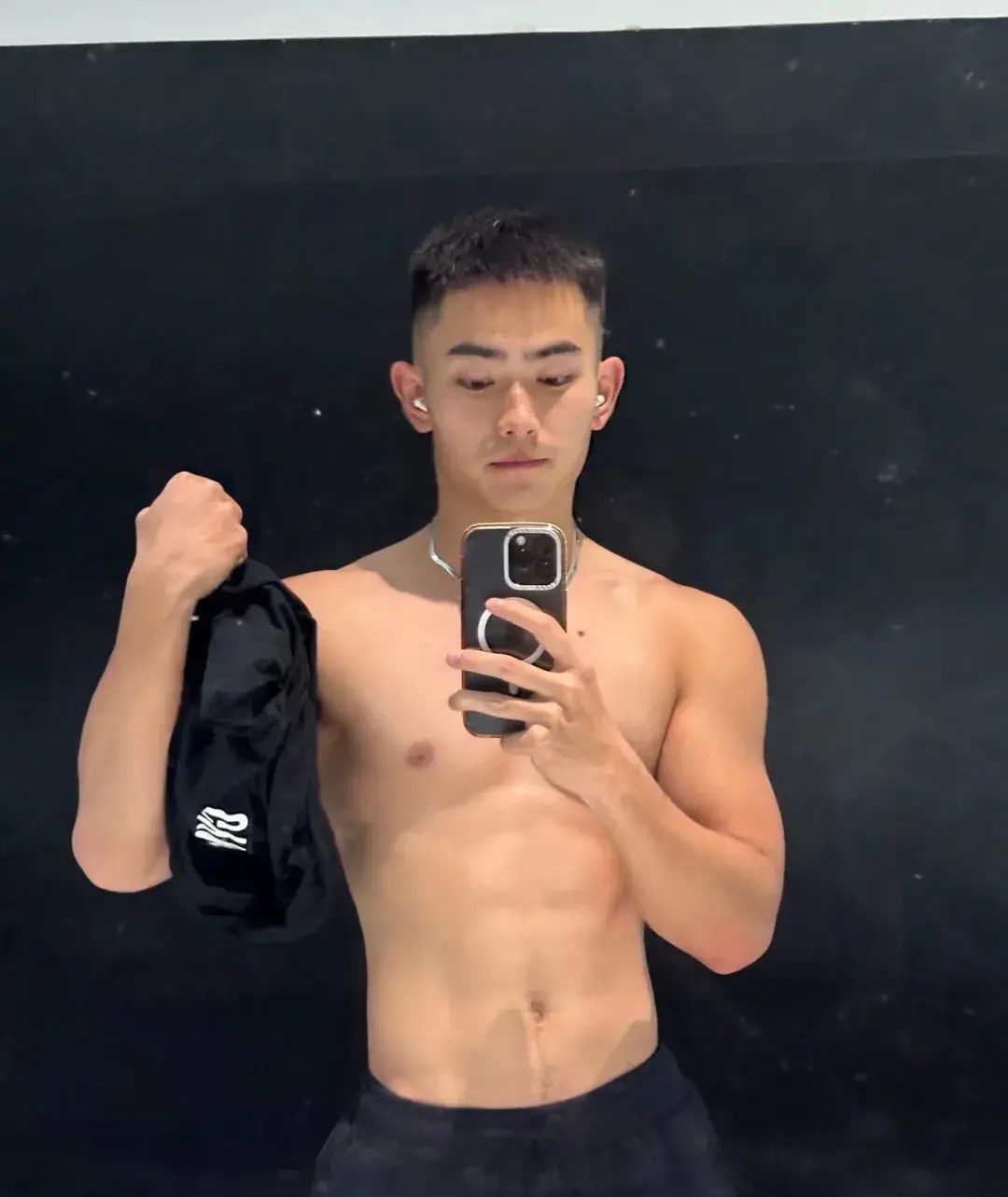 00 后阳光肌肉帅哥，充满了阳刚之气！