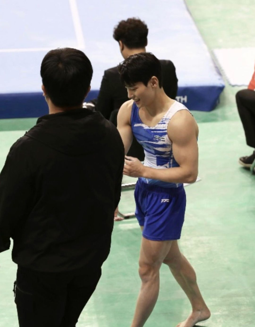 来自韩国体操队 00 后体育生，想下海？