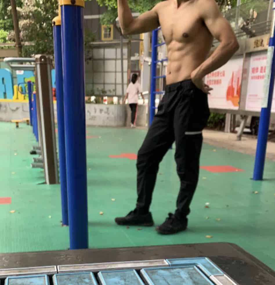 小区健身器材旁边看见的肌肉男，好想去搭讪