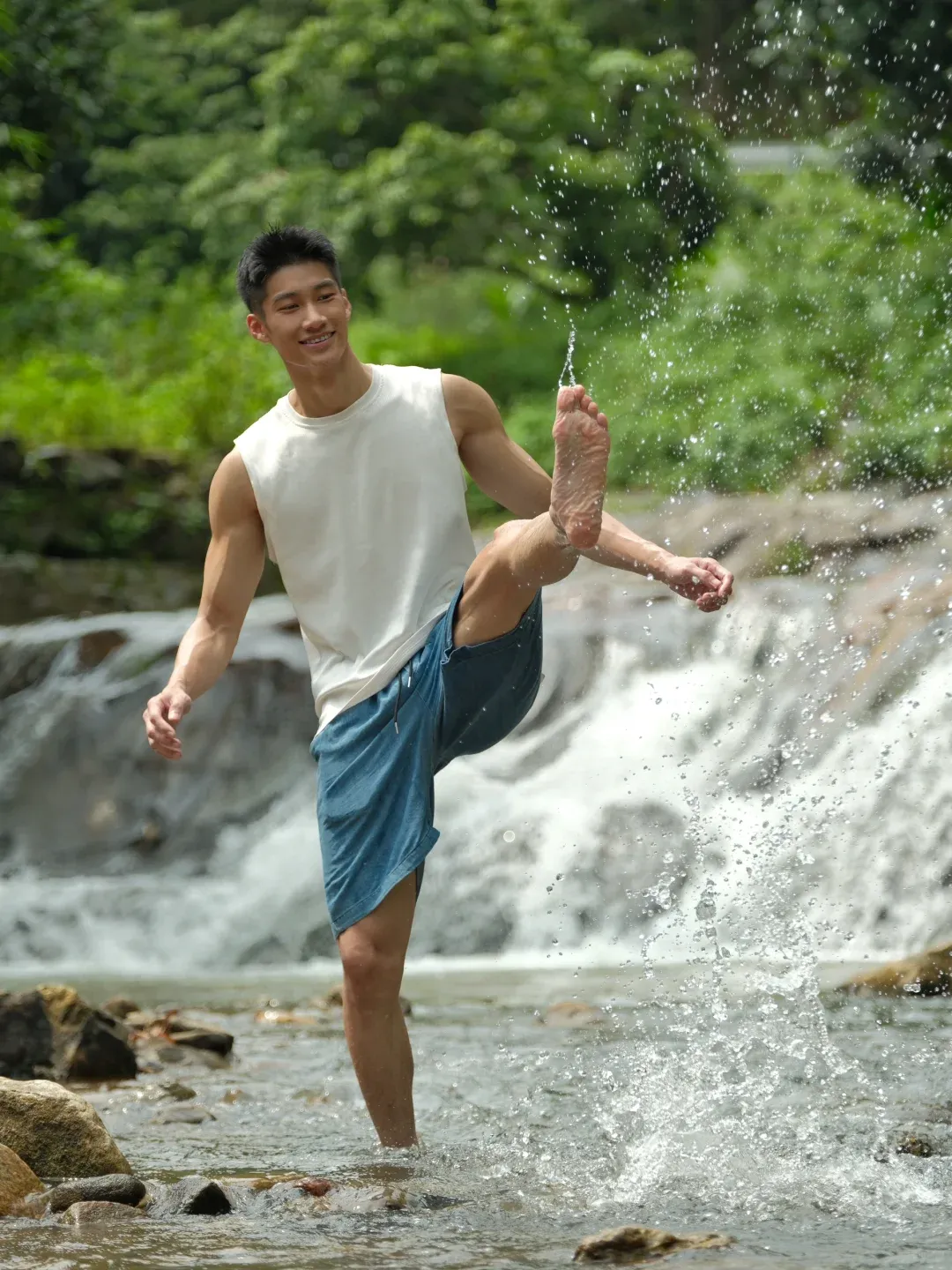 操场 184cm 运动长腿男湿透脱啦，大鼻梁太性感了！