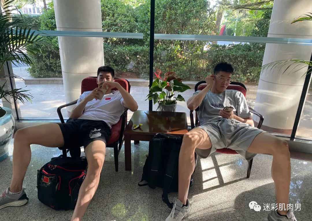 192CM 汪顺比赛穿紧身泳裤照刷屏实力凸出，被摸胸了？