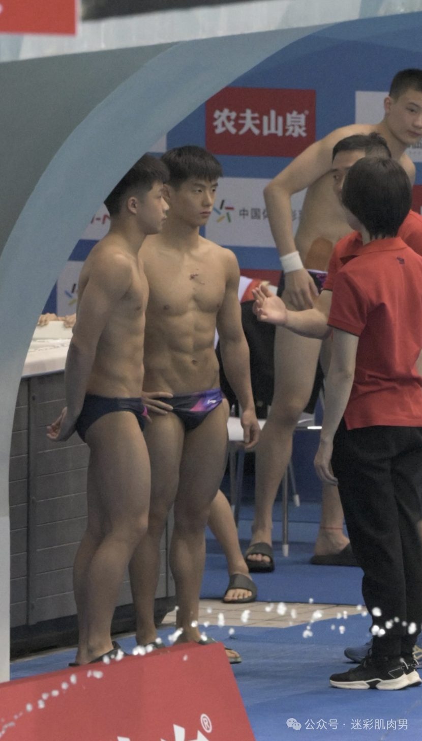 跳水比赛零零后翘臀男穿太紧湿透，19 的他比陈艾森还大！