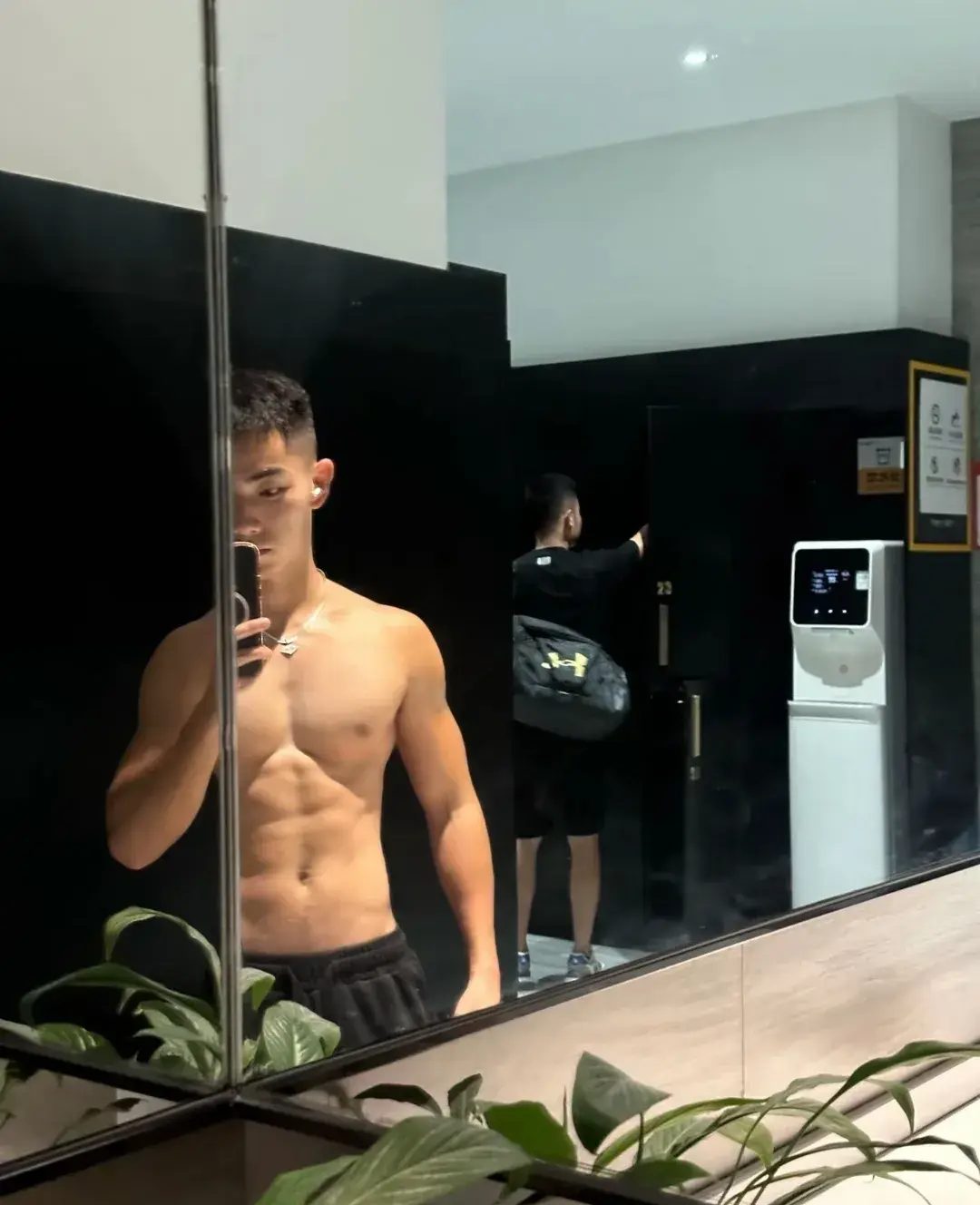 00 后阳光肌肉帅哥，充满了阳刚之气！