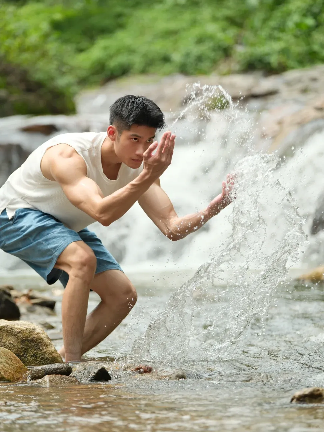 操场 184cm 运动长腿男湿透脱啦，大鼻梁太性感了！