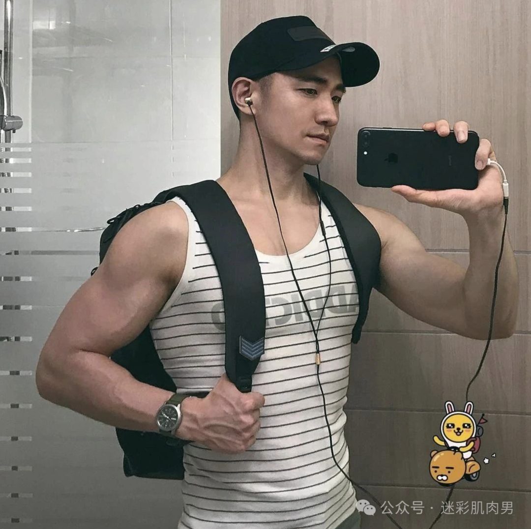 击败 99% 制服男人的证件照天菜，如今变成这样了？！