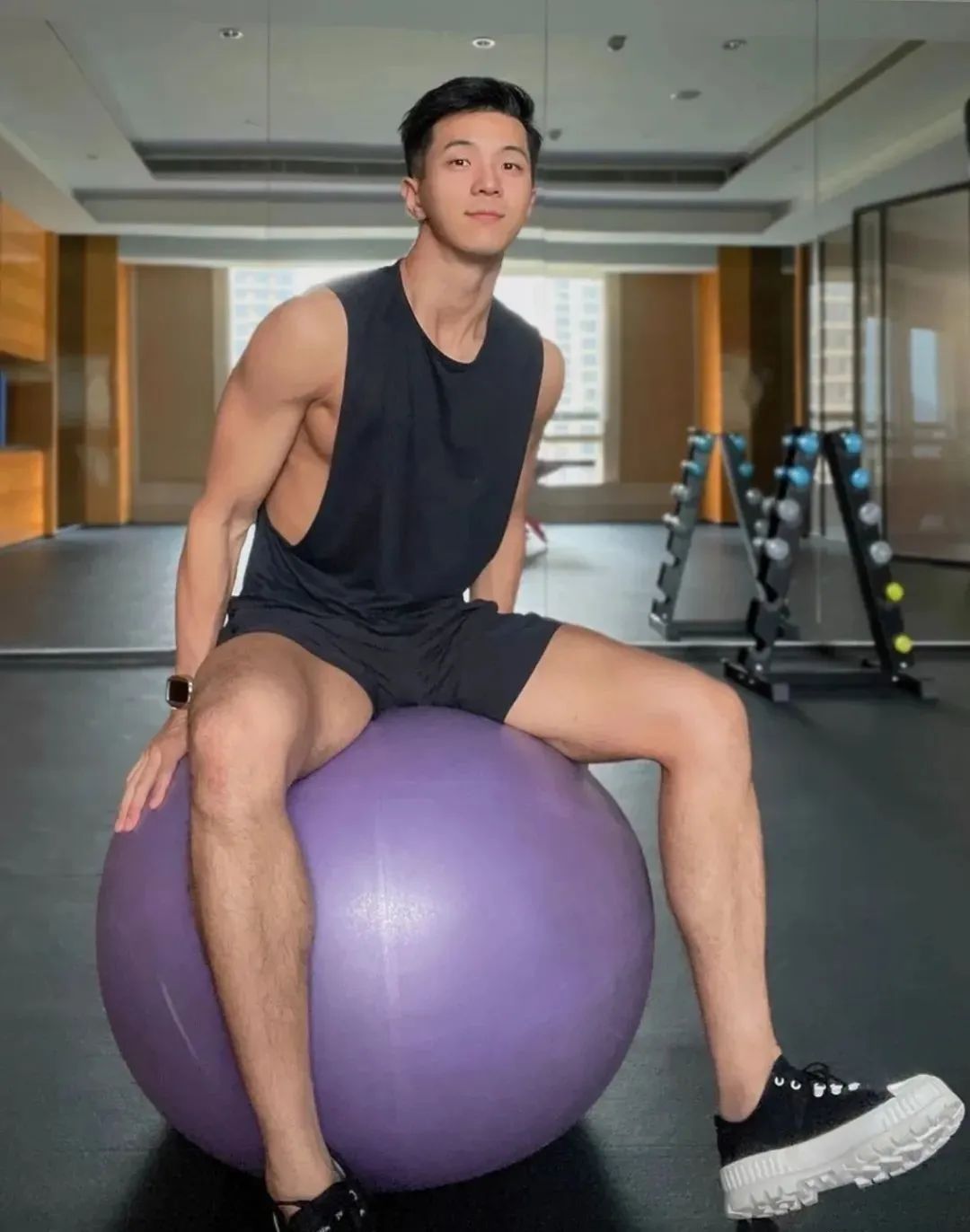 乐刻教练穿黑色吊袜？自拍私照长腿谁抵得住啊？