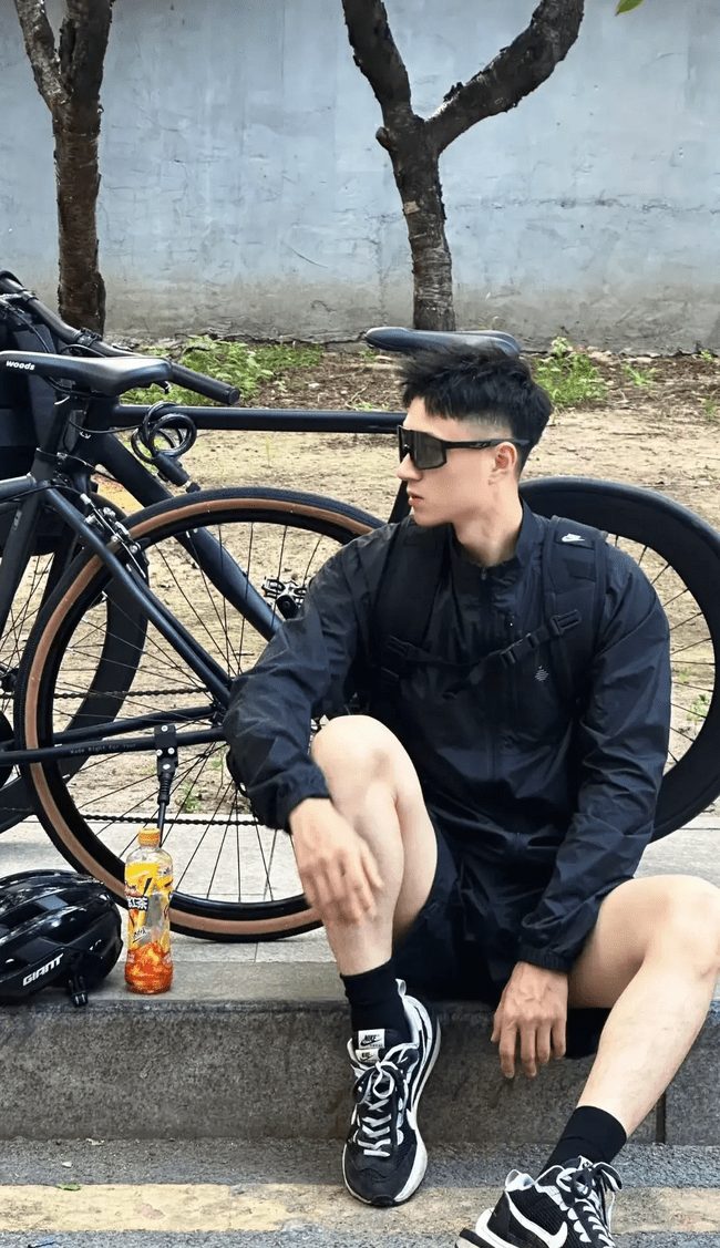 骑行的大白腿少年帅哥，性感动人！！