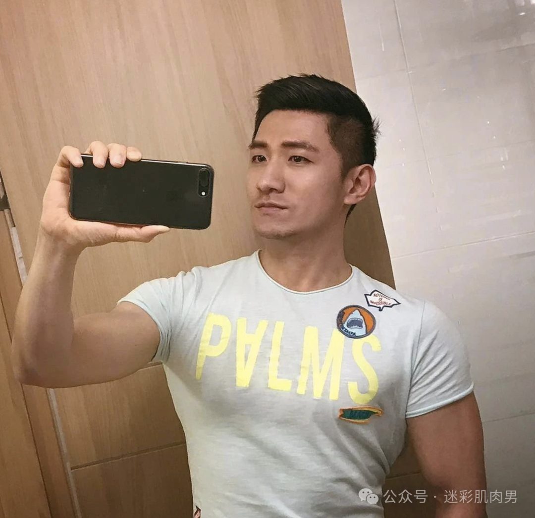 击败 99% 制服男人的证件照天菜，如今变成这样了？！