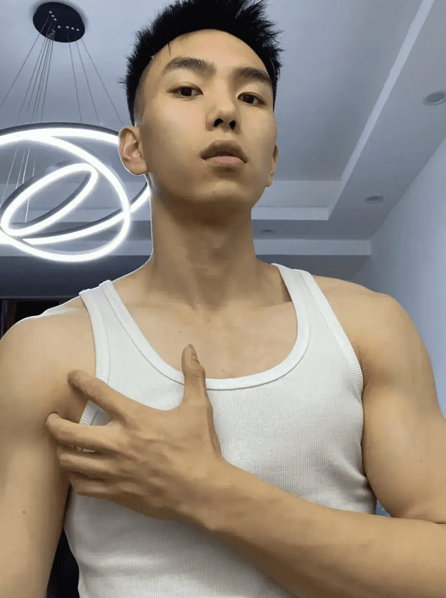 黑皮薄肌男孩，会是你的 crush 吗？