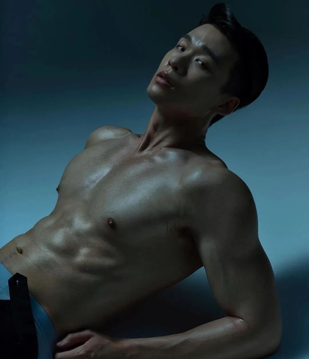 网红游泳教练 Yilian，人畜无害肌肉奶狗！