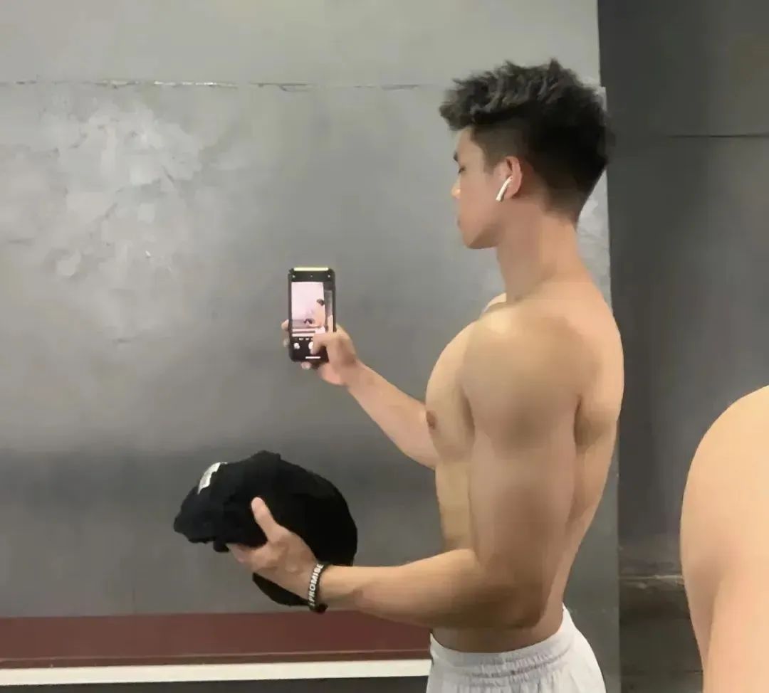 武汉大学这位男大的胸肌也太大大大了！