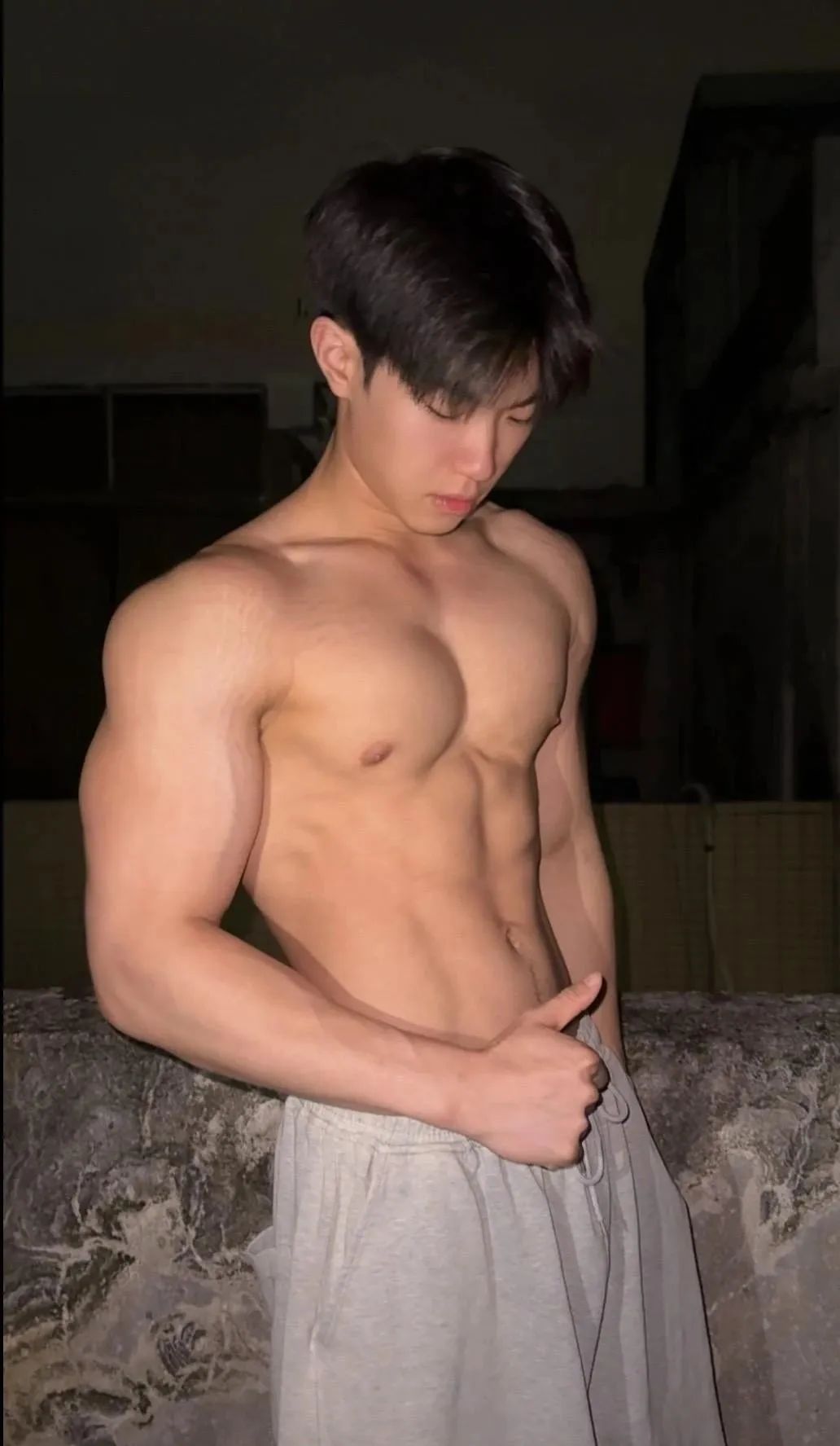 183cm 海边体育生弟弟，身材让人着迷！