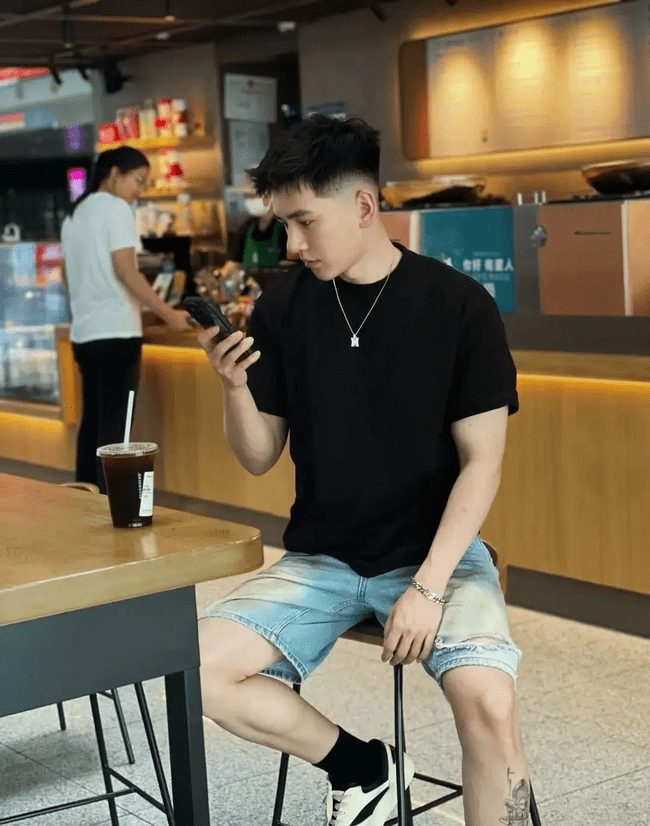 清秀俊逸的小哥在床上慵懒样子，性感又迷人！
