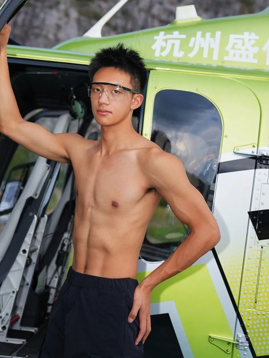 体育生做机长穿衣显瘦脱衣有肉，长的好帅气
