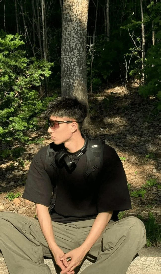 骑行的大白腿少年帅哥，性感动人！！