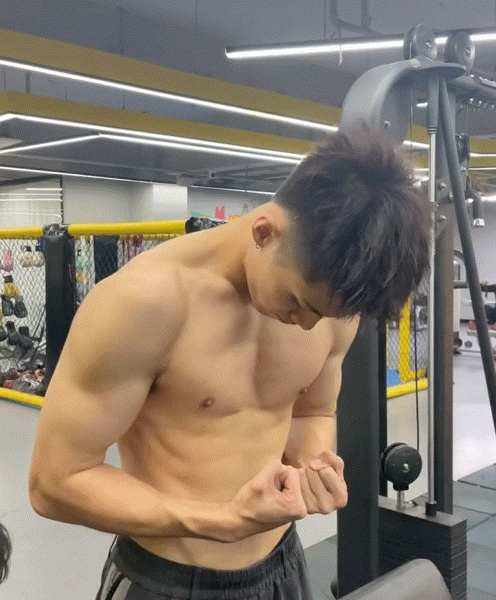 浙江 02 年直男体育生，这 190CM 大长腿简直太炸了！