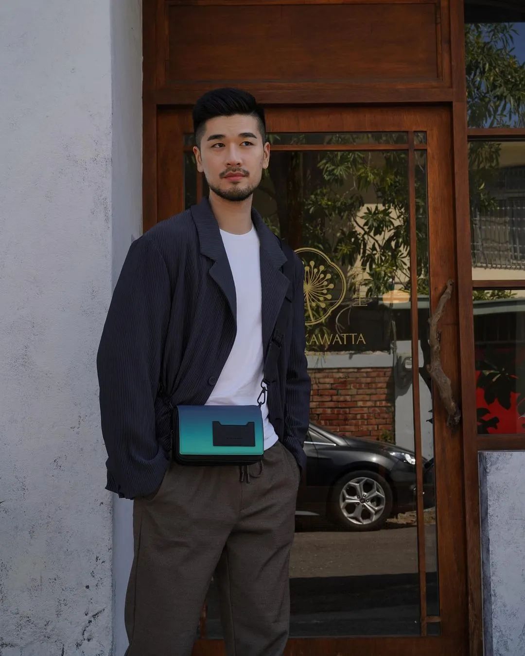 190CM 壮汉自拍照穿太少，络腮胡真性感！