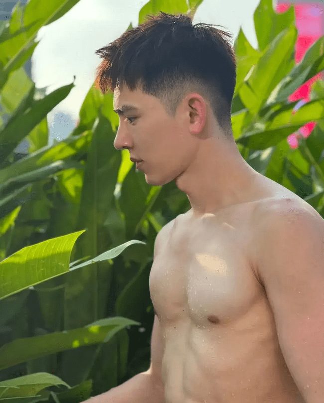 清秀俊逸的小哥在床上慵懒样子，性感又迷人！