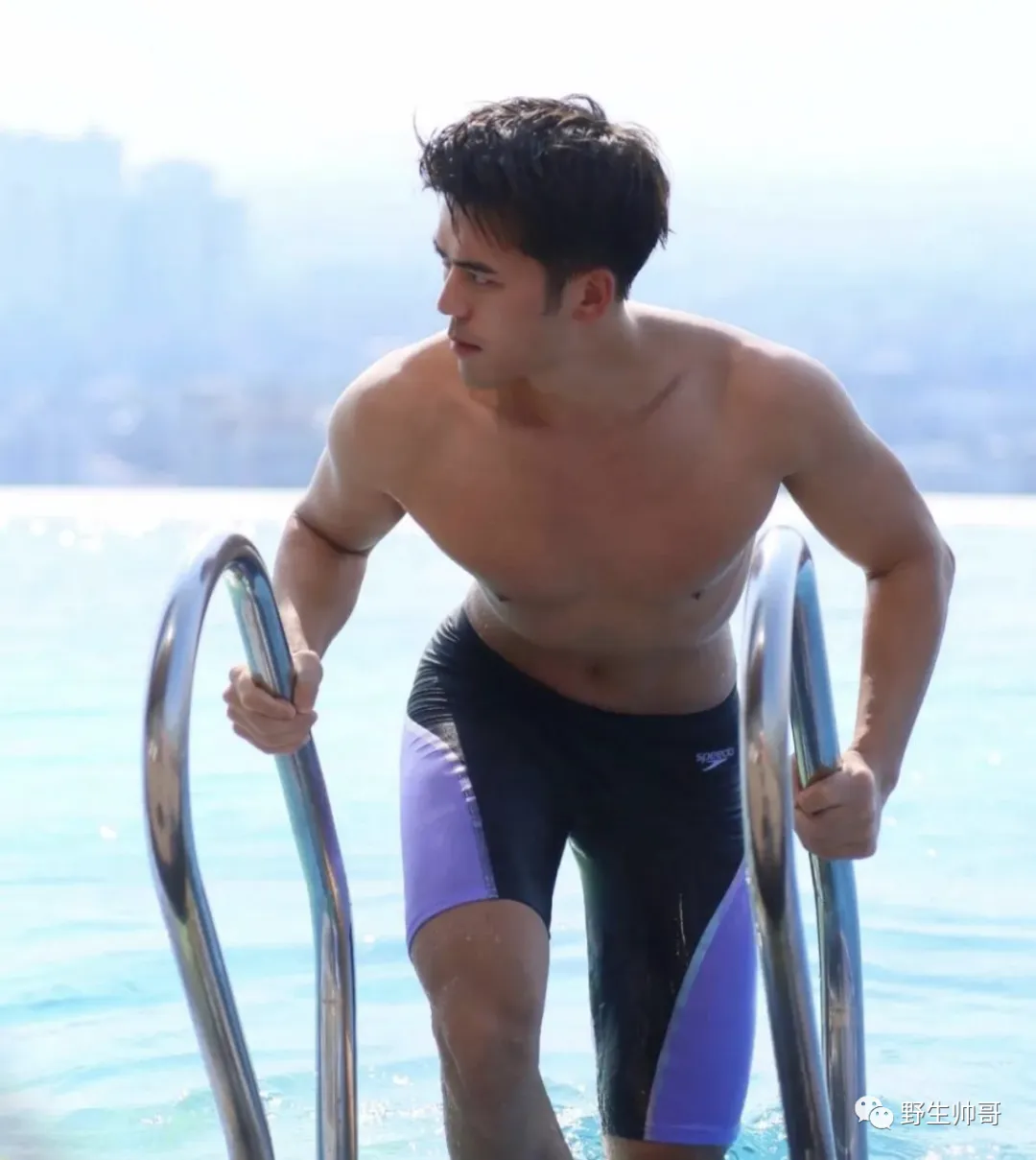 泳裤小哥穿的好紧呀，从来不会让人失望！