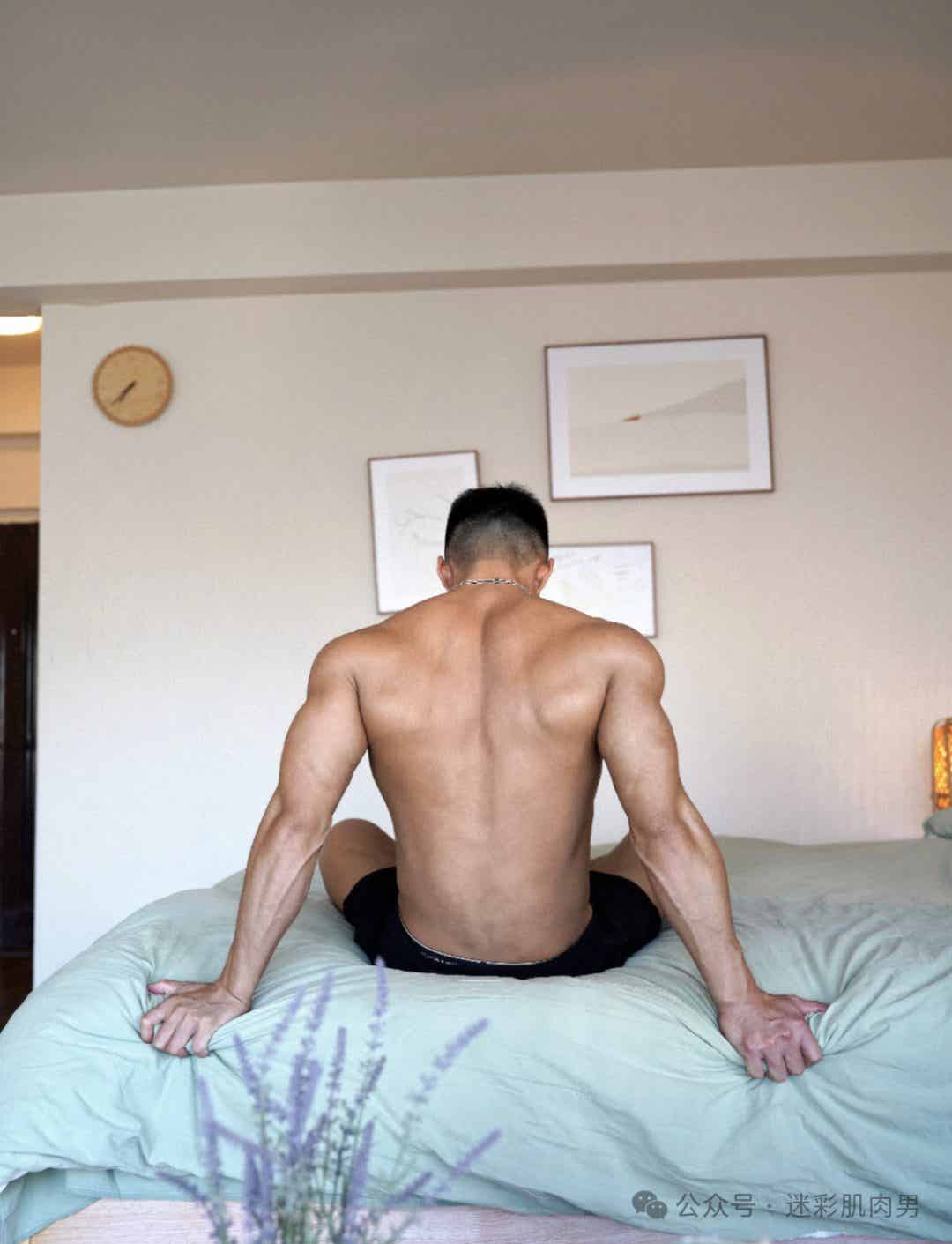 身材超好的运动男喜欢穿黑裤子，腹肌好性感！