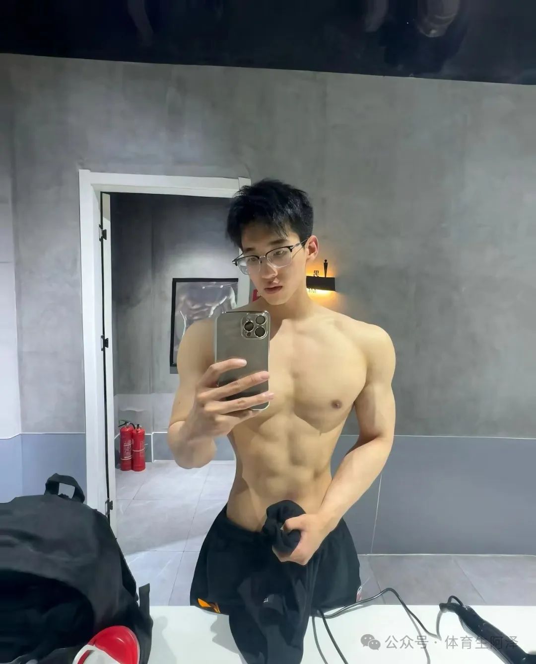 北大医学生硕士,宽肩窄腰,颜值与肌肉并存的 185 大帅哥........ 北大医学生硕士,宽肩窄腰,颜值与肌肉并存的 185 大帅哥........