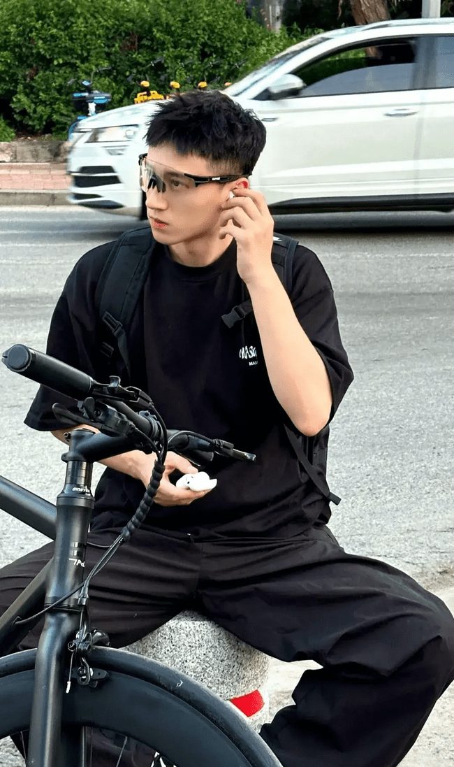 骑行的大白腿少年帅哥，性感动人！！