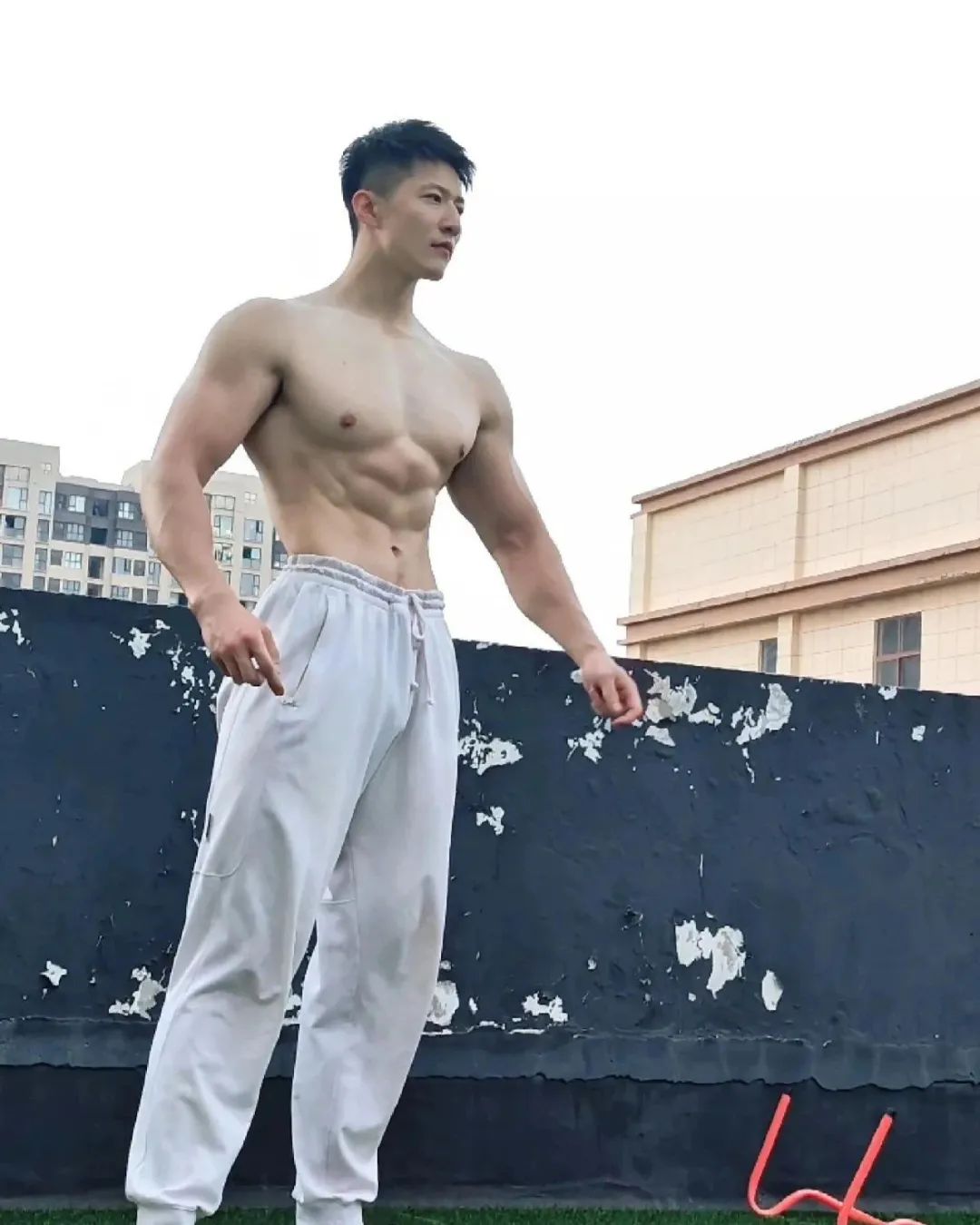 刚毅肌肉帅哥水中秀肌，你会几点回家？