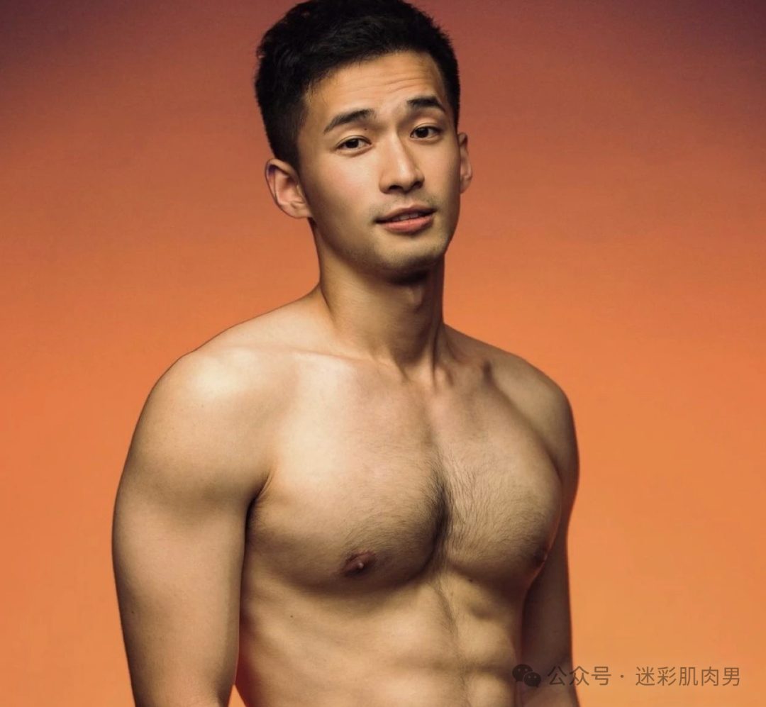 海边冲浪的肌肉小哥湿透啦，大鼻子真好看！