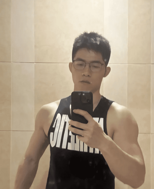 肌肉哥哥男人味十足，强健体魄充满阳刚之气！