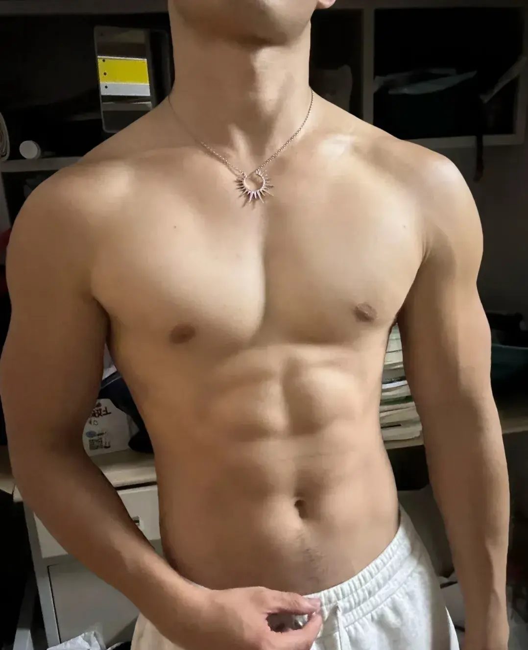 00 后阳光肌肉帅哥，充满了阳刚之气！