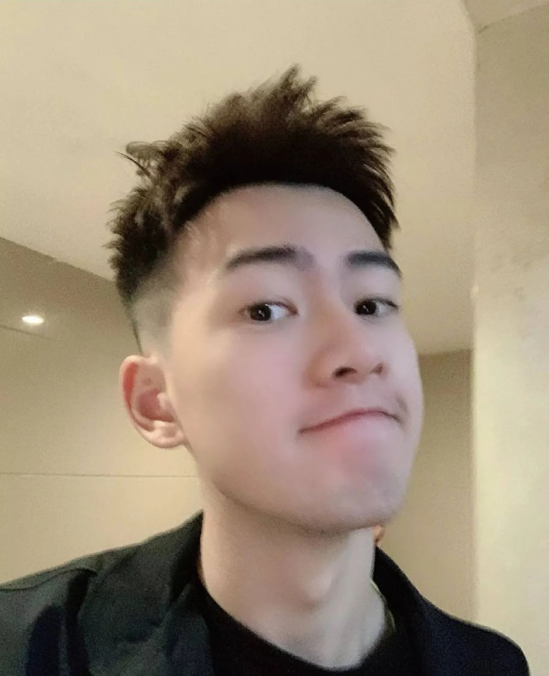 王昶打羽毛球大汗淋漓撩衣岔腿！