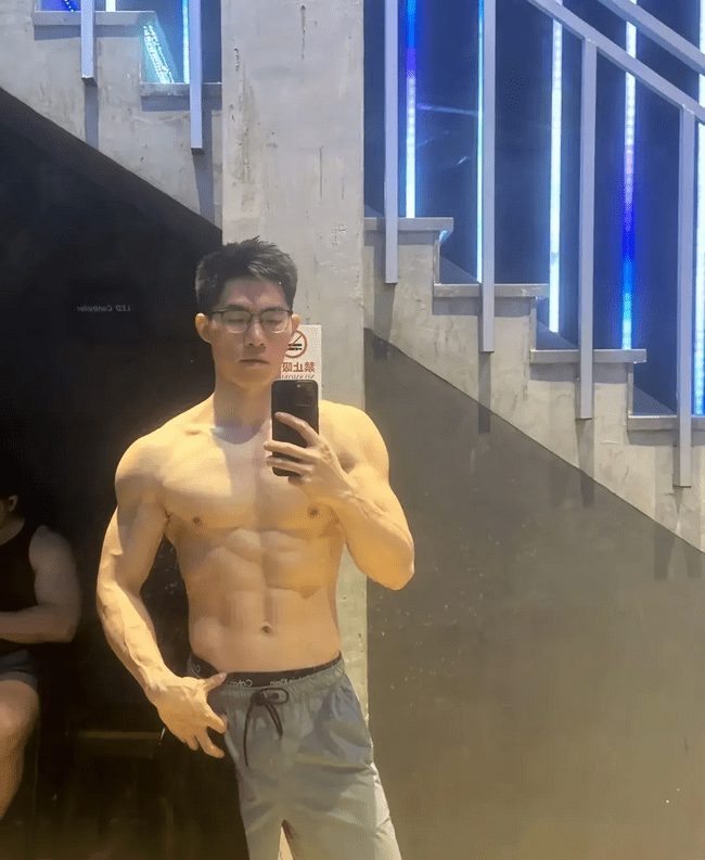 肌肉哥哥男人味十足，强健体魄充满阳刚之气！