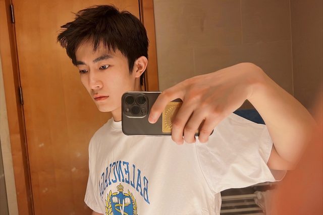 95 小生撞脸推特网红，神似顶流男星，于他而言未必是好事？
