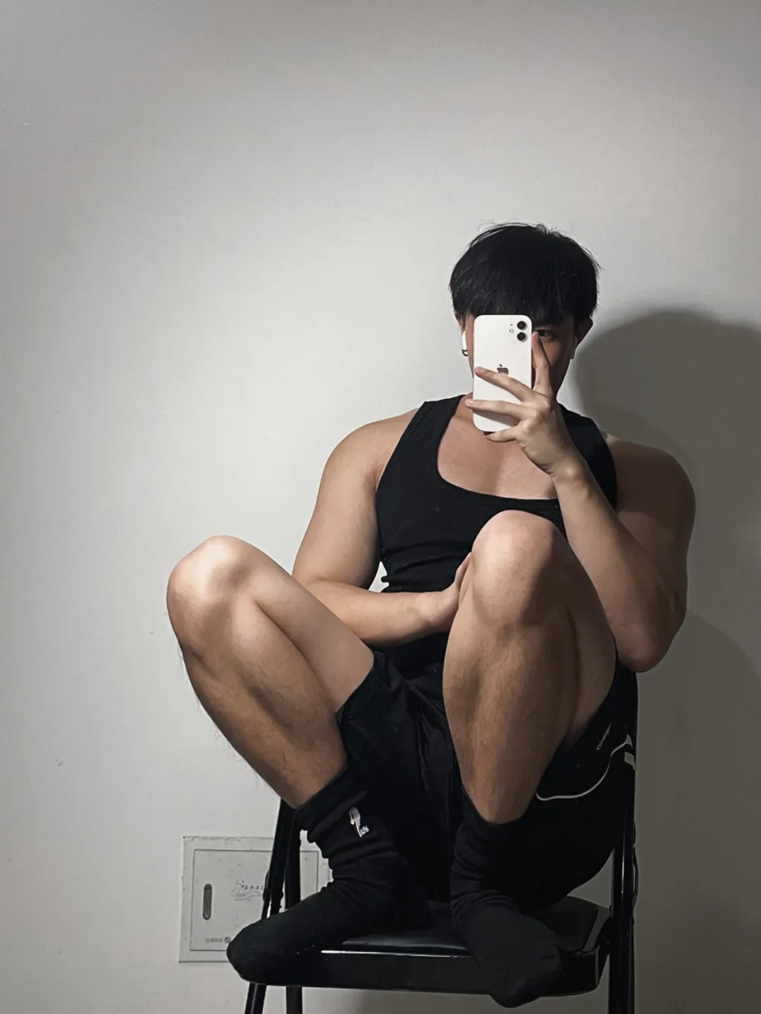 用软件识图穿黑袜肌肉男，没想到结果是这样子......