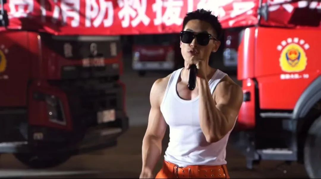 沈阳成群的消防员直接脱衣？东北硬汉大实力太强大！