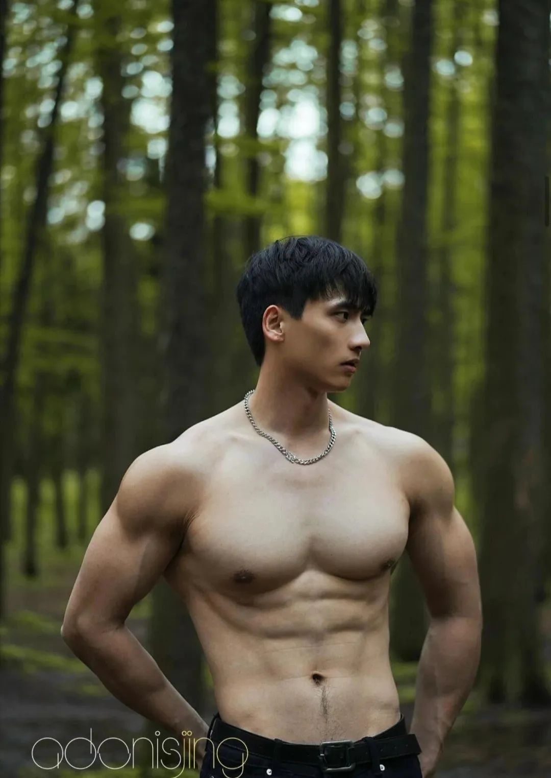 白衬衫下腹肌猛男，超大胸肌肌肉男菩萨！
