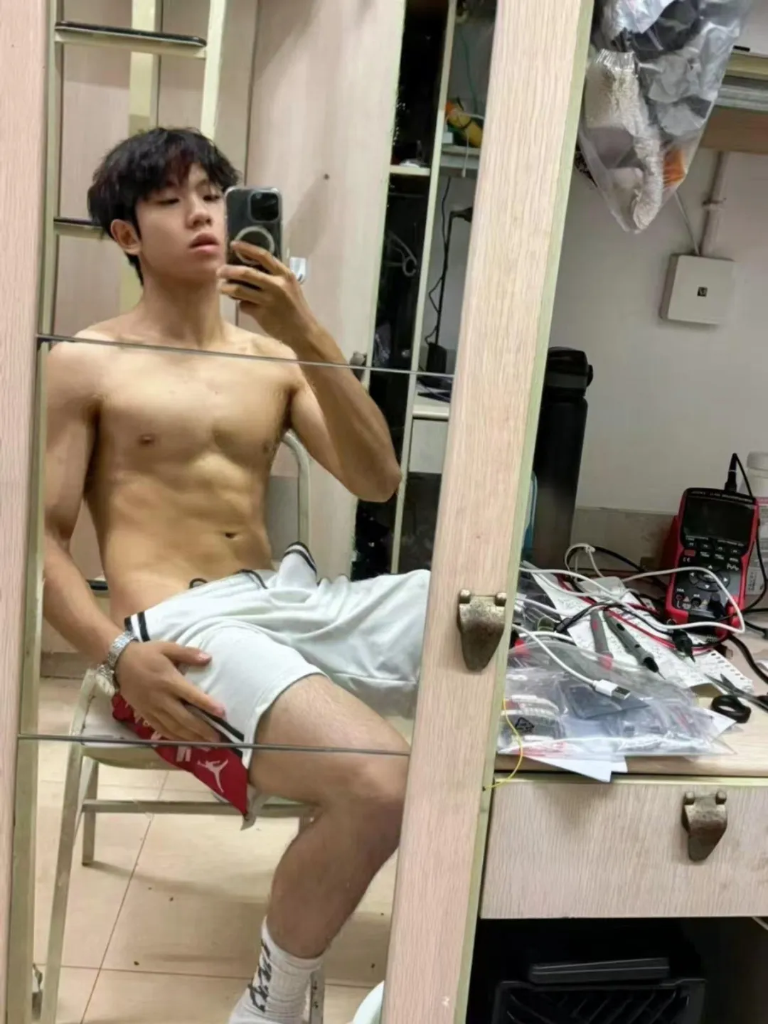 刚 18 的体育生男大，裤子拉这么低，想被打针？