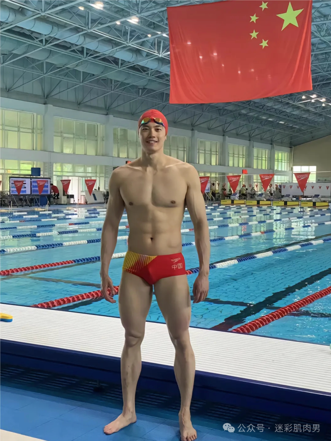 192CM 汪顺比赛穿紧身泳裤照刷屏实力凸出，被摸胸了？
