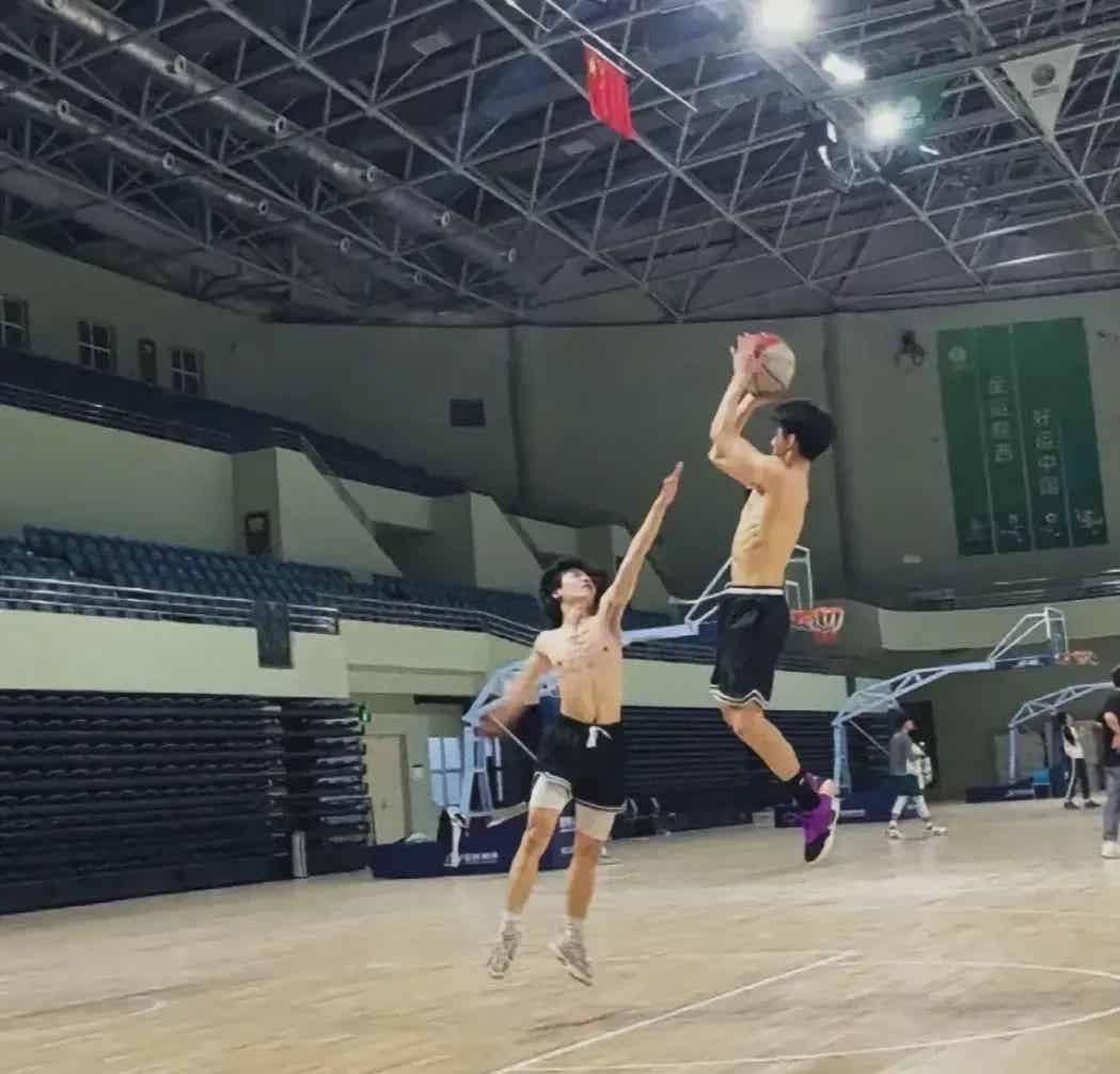 19 岁篮球体育生的小腹肌，有多好看？