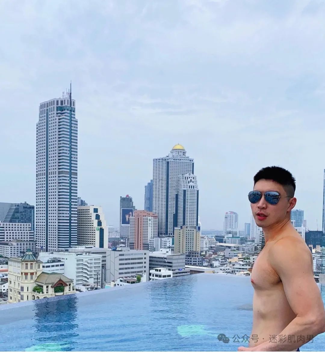 寸头肌肉男医生脱啦，想找他体检！