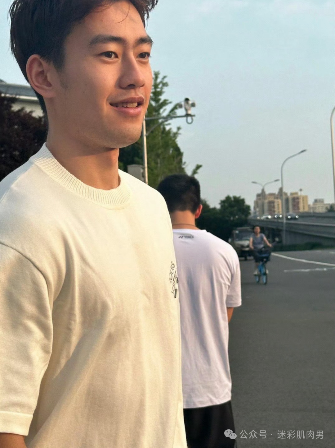 王昶打羽毛球大汗淋漓撩衣岔腿！