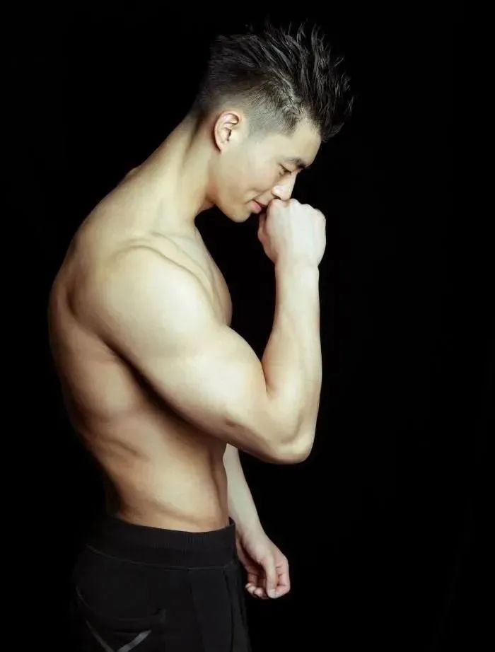 185cm 硬邦邦腹肌 360°无死角肌肉帅哥！